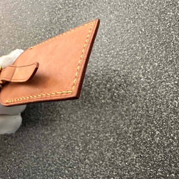 LOUIS VUITTON
Vachetta Luggage Tag : Poignet Set - Picture 10 of 15